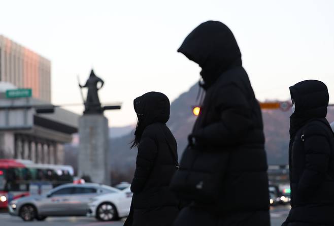 Citizens are seen commuting in Seoul on Friday. (Yonhap)