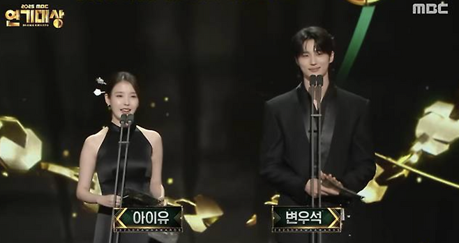 Lee Ji-eun (left) and Byeon Woo-seok present the drama of the year award at the MBC Drama Awards held in Sangam-dong, Seoul, Tuesday. (MBC)