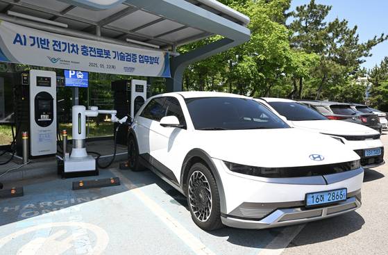Hyundai Ioniq 5s are being charged in Incheon. [YONHAP]
