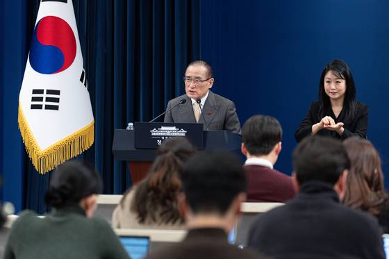 National Security Adviser Wi Sung-lac, center, speaks at a press conference on the details of President Lee Jae Myung's state visit to China for a summit with Chinese President Xi Jinping at the Blue House in central Seoul on Jan. 2. [JOINT PRESS CORPS]