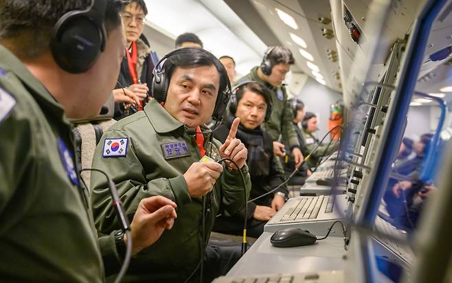 병오년 새해 첫날인 지난 1일 안규백 국방부 장관이 ‘하늘의 지휘소’ 공군 항공통제기(E-737)에 탑승해 군사대비태세를 점검하고 있다. [국방부, 연합뉴스]