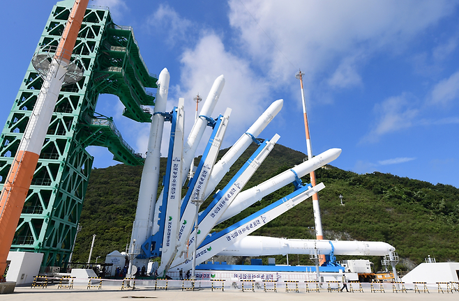 16일 전남 고흥군 나로우주센터 발사대에서 기립하고 있는 누리호를 연속 촬영했다. [사진=항우연]