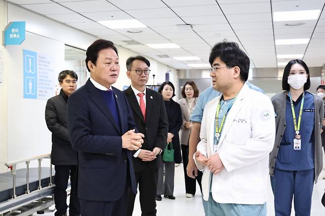 박완수 경남도지사(앞줄 왼쪽)가 양산부산대병원 권역응급의료센터를 방문해 의료진과 대화하고 있다./사진제공=경남도