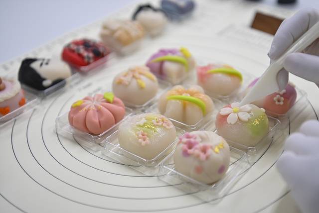 설유진 씨가 서울 용산구 설렌다과 공방에서 화과자 모양을 내고 있다.