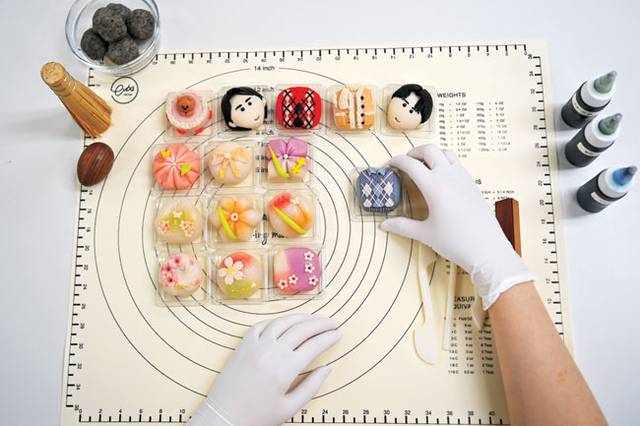 설유진 씨가 서울 용산구 설렌다과 공방에서 화과자 모양을 내고 있다.