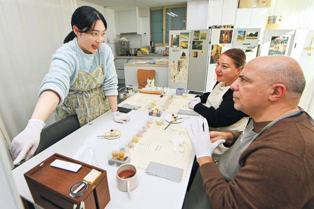 설유진 씨가 서울 용산구 설렌다과 공방에서 이탈리아 관광객을 대상으로 1day 클래스를 운영하고 있다.