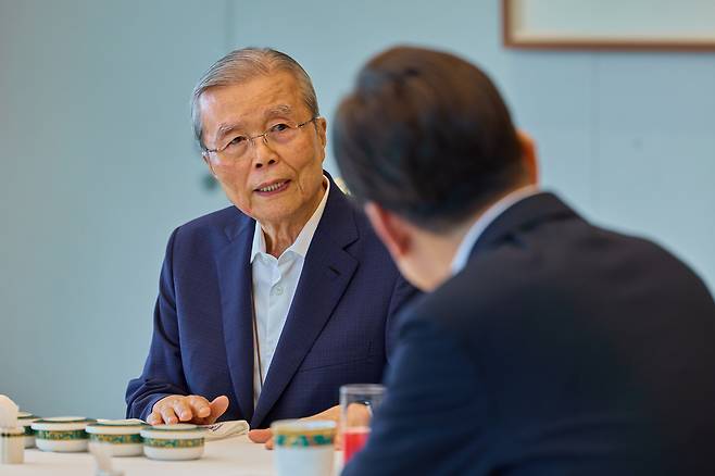 이재명 대통령이 지난 7월 17일 서울 용산 대통령실 청사에서 김종인 전 국민의힘 비상대책위원장과 오찬 회동을 하고 있다. [대통령실 제공]