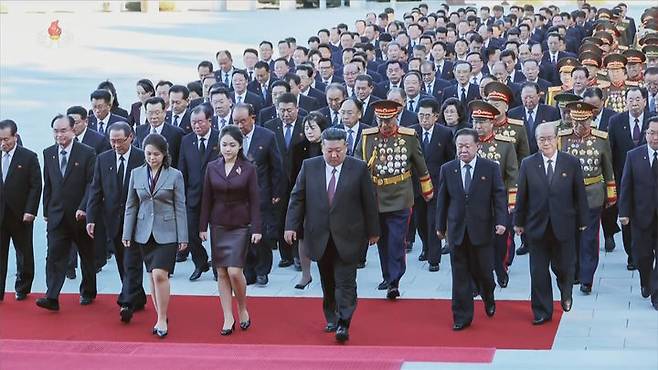 [서울=뉴시스] 북한 조선중앙TV는 김정은 북한 국무위원장이 지난 1일 부인 리설주, 딸 주애와 함께 김일성 주석·김정일 국방위원장 시신이 안치된 금수산태양궁전을 참배했다고 2일 보도했다. (사진=조선중앙TV 캡처) 2026.01.02. photo@newsis.com *재판매 및 DB 금지