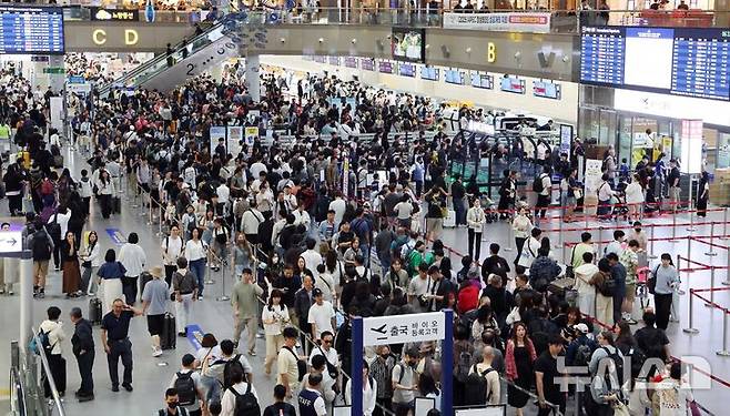 [부산=뉴시스] 하경민 기자 = 추석 연휴를 앞둔 2일 부산 강서구 김해국제공항 국제선 청사에서 해외여행을 떠나는 시민들이 출국 수속을 하고 있다.    이번 추석 연휴 기간(2~12일) 전국 15개 공항 이용객은 역대 명절 연휴 최대인 약 526만명에 달할 것으로 전망됐다. 인천공항이 245만명, 김포·김해·제주 등 14개 공항이 281만명(국내선 206만명, 국제선 75만명)으로 예상됐다. 한국공항공사는 국제선 출발 2시간 전까지 공항 도착을 권고했다. 2025.10.02. yulnetphoto@newsis.com