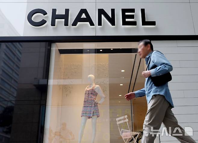 [서울=뉴시스] 2일(현지 시간) 파이낸셜타임스(FT)는 컨설팅업체 베인과 이탈리아 명품산업협회 알타감마를 인용해 지난해 명품 제품의 약 35~40%가 할인 가격으로 판매됐다고 보도했다. 사진은  2일 서울 시내 한 샤넬 매장. 2026.01.02.