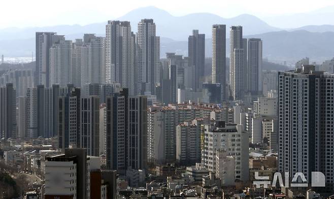 [대구=뉴시스] 이무열 기자 = 정부가 지방의 '악성 미분양' 주택 문제를 해소하기 위해 한국토지주택공사(LH)를 통해 약 3000호를 직접 매입하기로 결정한 19일 대구 중구에서 바라본 대구 도심 아파트. 2025.02.19. lmy@newsis.com