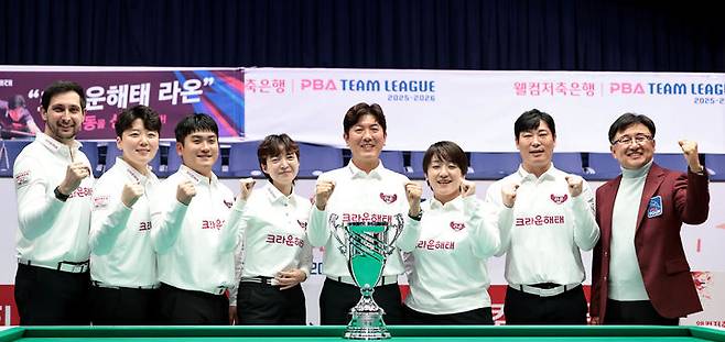 [서울=뉴시스] 프로당구(PBA) 팀리그 4라운드에서 우승한 크라운해태. (사진=PBA 제공).  *재판매 및 DB 금지
