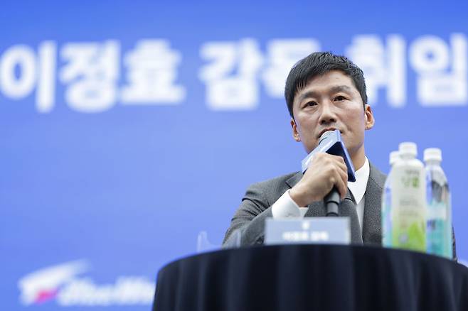 [서울=뉴시스] 프로축구 K리그2 수원삼성의 이정효 감독. (사진=수원삼성 제공) *재판매 및 DB 금지