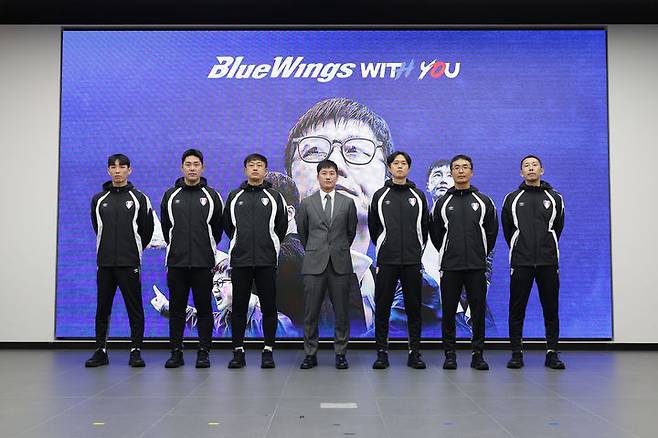 [서울=뉴시스] 프로축구 K리그2 수원삼성의 이정효 감독과 수원 코치진. (사진=수원삼성 제공) *재판매 및 DB 금지