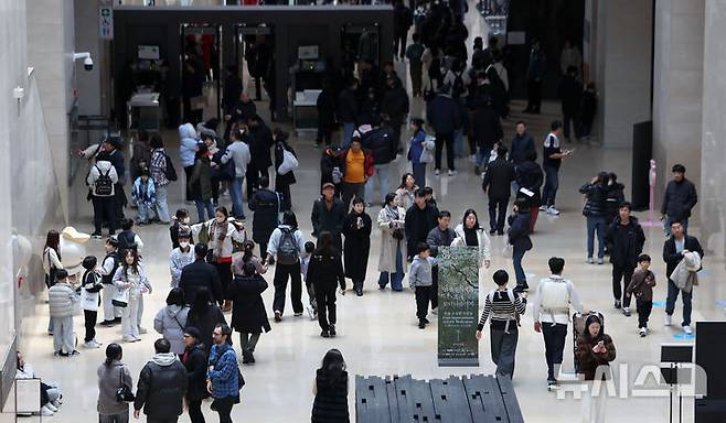 [서울=뉴시스] 김선웅 기자 = 14일 서울 용산구 국립중앙박물관에서 방문 600만 명 돌파 이후 첫 주말을 맞아 관람객들이 박물관 내부를 관람하고 있다.국립중앙박물관은 지난 12월 11일 오후 2시 기준으로 1945년 개관 이후 79년 만에 연간 관람객 600만 명을 돌파하고 루브르, 바티칸, 영국박물관에 이어 세계 4위 방문객 수를 기록했다고 밝혔다. 2025.12.14. mangusta@newsis.com