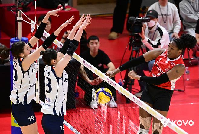 [서울=뉴시스] 여자 프로배구 IBK기업은행의 최정민과 빅토리아가 2일 광주페퍼스타디움에서 열린 진에어 2025~2026 V-리그 여자부 페퍼저축은행과의 경기에서 조이의 공격을 블로킹으로 막아내고 있다. (사진=KOVO 제공) 2026.01.02.