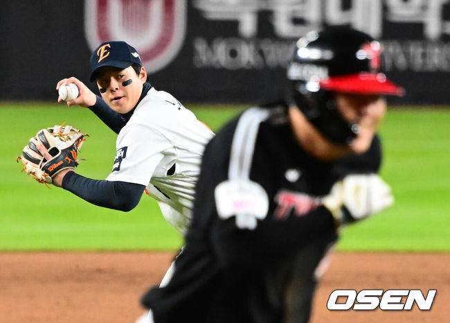 [OSEN=대전, 지형준 기자] 31일 대전 한화생명볼파크에서 2025 신한 SOL Bank KBO리그 포스트시즌 한국시리즈 5차전 한화 이글스와 LG 트윈스의 경기가 열렸다.이날 경기에 한화는 문동주를, LG는 톨허스트를 선발투수로 내세웠다. 5회초 1사 만루에서 한화 노시환이 LG 구본혁의 3루땅볼에 홈으로 송구하고 있다. 2025.10.31 /jpnews@osen.co.kr