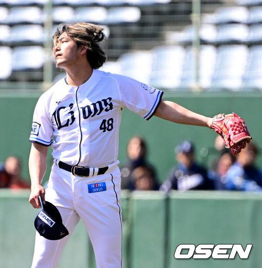 [OSEN=미야자키(일본), 지형준 기자] 프로야구 두산 베어스가 타선 침묵 속 구춘대회 첫 경기서 승리를 신고하지 못했다. 이승엽 감독이 이끄는 두산 베어스는 26일 일본 미야자키 산마린 스타디움에서 열린 일본프로야구 세이부 라이온스와의 구춘대회 첫 경기에서 1-3으로 패했다. 두산은 이날 야구사랑으로 유명한 박정원 구단주가 직접 경기장을 방문해 선수들을 격려했다.세이부 이마이 타츠야가 투구를 준비하고 있다. 2025.02.26 /jpnews@osen.co.kr