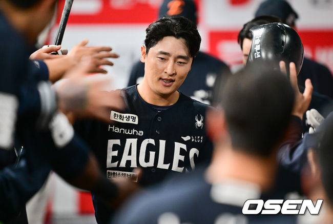 [OSEN=고척, 박준형 기자] 11일 오후 서울 고척스카이돔에서 ‘2025 신한 SOL BANK KBO리그’ 키움 히어로즈와 한화 이글스의 경기가 진행됐다.이날 경기에 키움은 김윤하가, 한화 와이스가 선발투수로 나선다.6회초 한화 선두타자 이진영이 솔로홈런을 날린뒤 동료들의 축하를 받고 있다.    2025.05.11 / soul1014@osen.co.kr