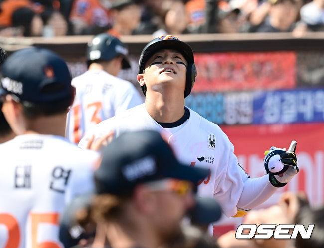 [OSEN=대전, 김성락 기자] 3일 오후 대전 한화생명볼파크에서 ‘2025 신한 SOL Bank KBO리그’ 한화 이글스와 KT 위즈의 경기가 열렸다.이날 홈팀 한화는 폰세, KT는 쿠에바스를 선발로 내세웠다.5회말 무사 1루 한화 이진영이 2점 홈런을 날린 뒤 더그아웃에서 동료 선수들과 기쁨을 나누고 있다. 2025.06.03 / ksl0919@osen.co.kr