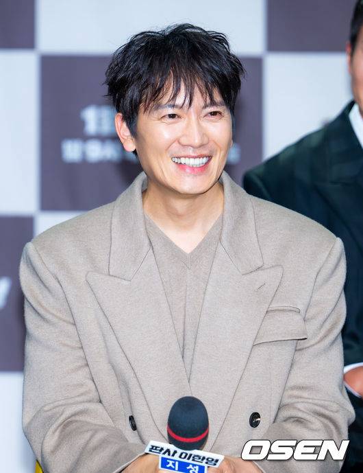 [OSEN=민경훈 기자] 2일 오후 서울 마포구 상암동 MBC 골든마우스홀에서 MBC 새 금토드라마 ‘판사 이한영’ 제작발표회가 열렸다.MBC 새 금토드라마 ‘판사 이한영’(기획 장재훈, 극본 김광민, 연출 이재진, 박미연)은 거대 로펌의 노예로 살다가 10년 전으로 회귀한 적폐 판사 이한영이 새로운 선택으로 거악을 응징하는 정의 구현 회귀 드라마다. 배우 지성이 기자간담회에서 미소 짓고 있다. 2026.01.02 / rumi@osen.co.kr