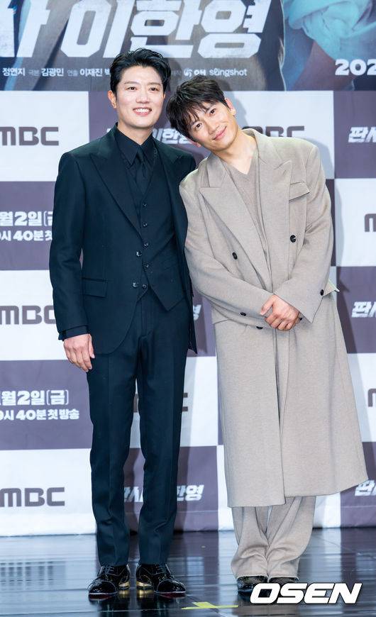 [OSEN=민경훈 기자] 2일 오후 서울 마포구 상암동 MBC 골든마우스홀에서 MBC 새 금토드라마 ‘판사 이한영’ 제작발표회가 열렸다.MBC 새 금토드라마 ‘판사 이한영’(기획 장재훈, 극본 김광민, 연출 이재진, 박미연)은 거대 로펌의 노예로 살다가 10년 전으로 회귀한 적폐 판사 이한영이 새로운 선택으로 거악을 응징하는 정의 구현 회귀 드라마다. 배우 박희순과 지성이 포즈를 취하고 있다. 2026.01.02 / rumi@osen.co.kr