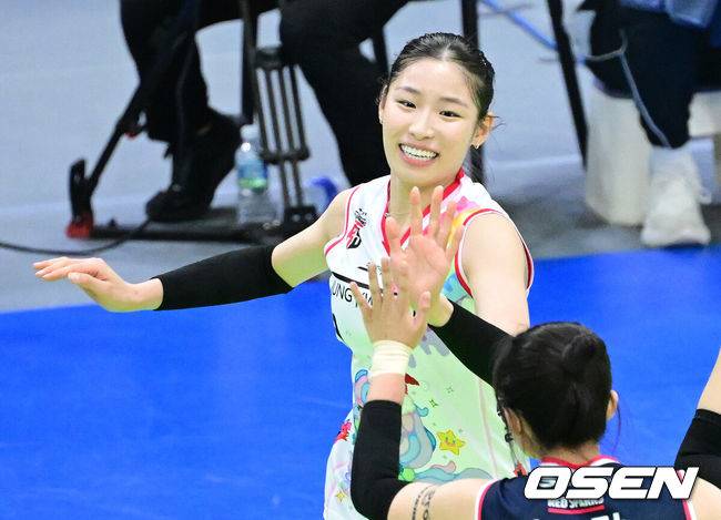 [OSEN=수원, 최규한 기자] 25일 경기도 수원체육관에서 ‘진에어 2025~2026 프로배구 V리그’ 여자부 현대건설과 정관장의 경기가 열렸다.홈팀 현대건설은 11승 6패 승점 34, 방문팀 정관장은 5승 11패 승점 14를 마크하고 있다.1세트, 정관장 인쿠시가 득점에 기뻐하고  있다. 2025.12.25 / dreamer@osen.co.kr