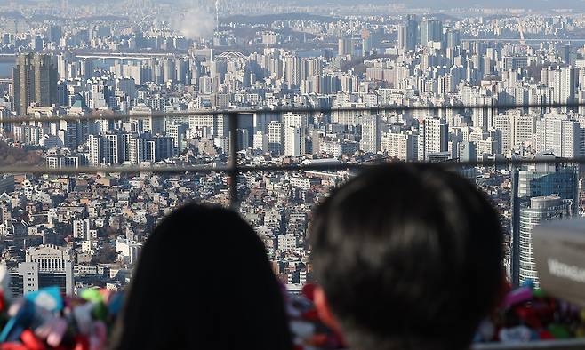 서울 아파트값 상승률이 지난해 마지막 주에 횡보 흐름을 보였다. 1일 한국부동산원이 발표한 12월 다섯째 주(12월 29일 기준) 전국 주간 아파트 가격 동향에 따르면 서울 아파트 평균 매매가는 직전 주 대비 0.21% 올라 직전 주와 동일한 상승률을 기록했다. 사진은 1일 서울 시내 아파트. 연합뉴스