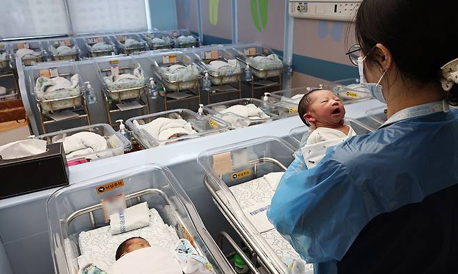 2025년 12월 26일 경기도 고양시 CHA의과학대학교 일산차병원 신생아실에서 간호사가 신생아를 돌보고 있다. 연합뉴스