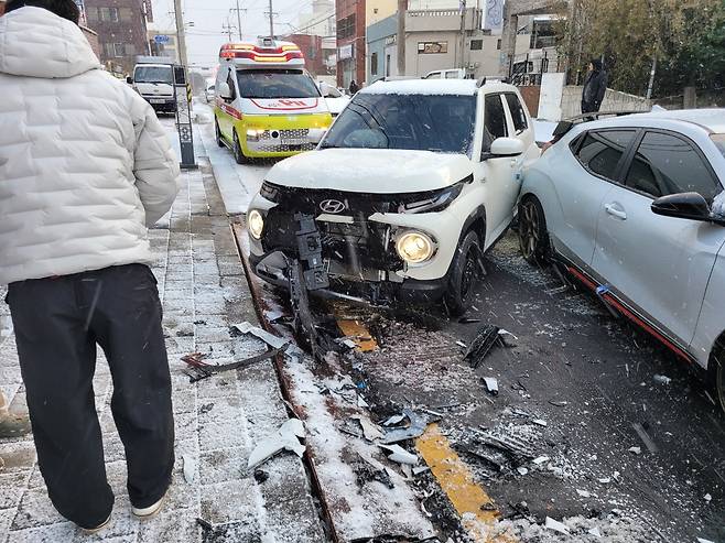 눈길 교통사고. 제주도소방안전본부 제공