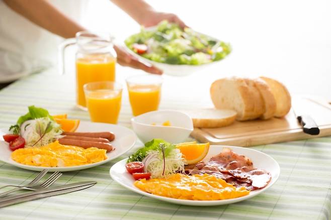 달걀과 단백질 식품, 통곡물 빵, 과일과 채소를 함께 구성한 아침 식사. 전문가들은 단백질·식이섬유·건강한 지방을 고루 갖춘 균형 잡힌 한 끼를 이상적인 아침 식사로 꼽는다. 123rf