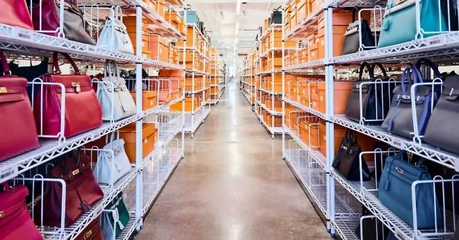 미국 명품 리셀 플랫폼 패션파일(Fashionphile)의 뉴욕 플래그십 매장 내부. 수천 점의 중고 명품이 보관돼 있으며, 에르메스 버킨백 등 고가 가방들이 안정적인 재판매 수요를 보이고 있다. 패션파일 제공