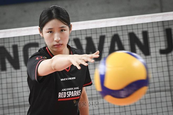 예능프로그램 ‘신인감독 김연경’을 통해 얼굴을 알린 정관장 인쿠시가 17일 대전 정관장 스포츠센터에서 서울신문과 인터뷰를 앞두고 포즈를 취하고 있다. 2025.12.17 대전 이지훈 기자