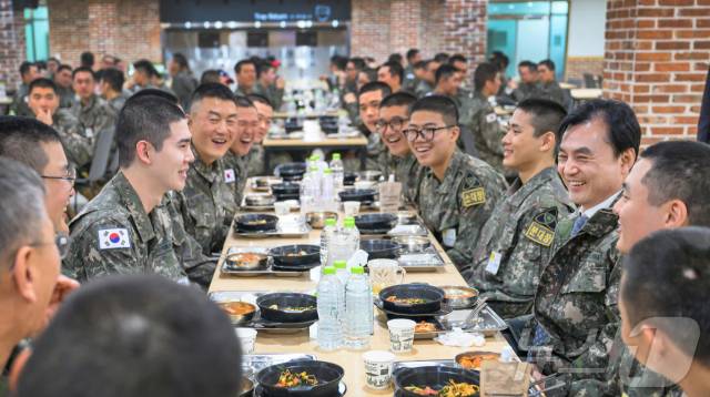 안규백 국방부 장관이 지난해 11월 20일 전북 임실군 제35사단 신병교육대대에 방문해 장병들과 식사하며 대화하고 있다. 사진 제공=국방부