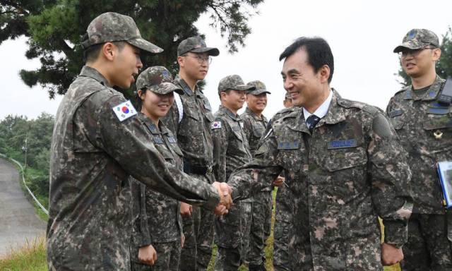 안규백 국방부 장관이 추석 연휴 둘째 날인 지난해 10월 4일 수도권 패트리엇 포대를 방문해 장병들을 격려하고 있다. 사진 제공=국방부