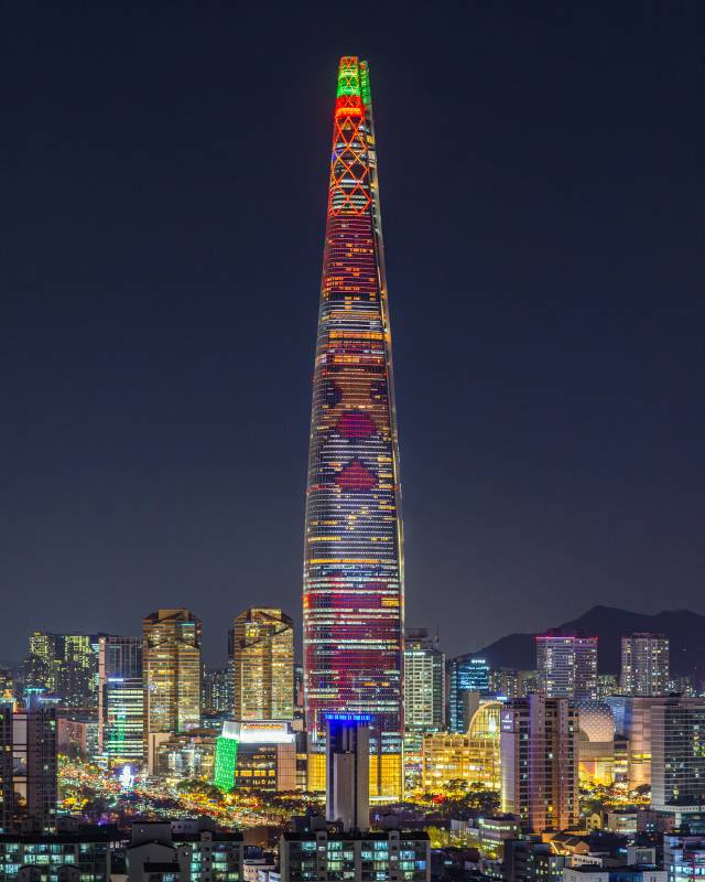 서울 송파구 롯데월드타워 외벽 미디어파사드에 펼쳐진 크리스마스 시그니처 콘텐츠의 모습. 뉴스1