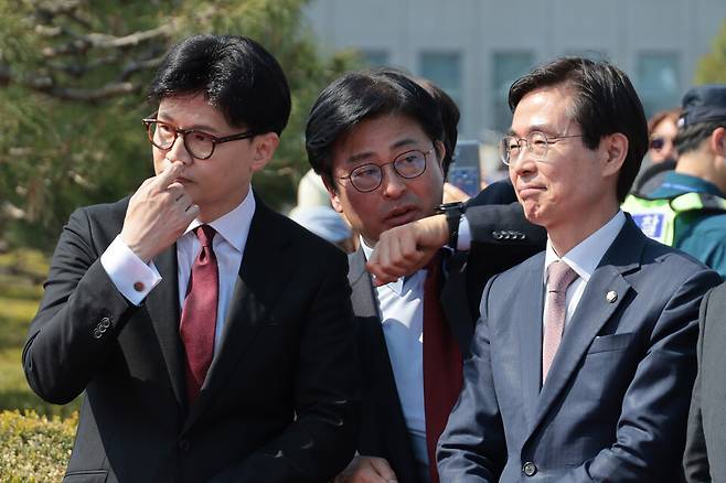 한동훈 전 국민의힘 대표(왼쪽)가 4월10일 오후 서울 여의도 국회에서 제21대 대통령 선거 출마 선언을 마치고 김종혁 전 최고위원(가운데), 조경태 의원(오른쪽) 등과 대화를 나누고 있다. ⓒ 시사저널 박은숙