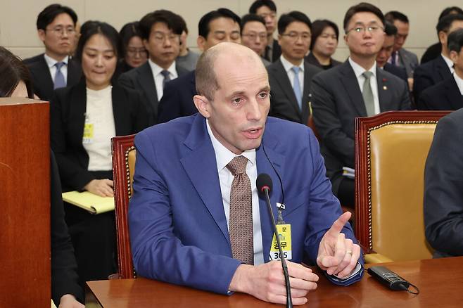 해롤드 로저스 쿠팡 임시대표가 2025년 12월31일 국회 과학기술정보방송통신위원회에서 열린 쿠팡 침해사고 및 개인정보 유출, 불공정 거래, 노동환경 실태 파악과 재발 방지 대책 마련을 위한 청문회에서 전날 답변 태도에 대해 지적하며 사과를 요구하자 항변하고 있다. ⓒ 연합뉴스