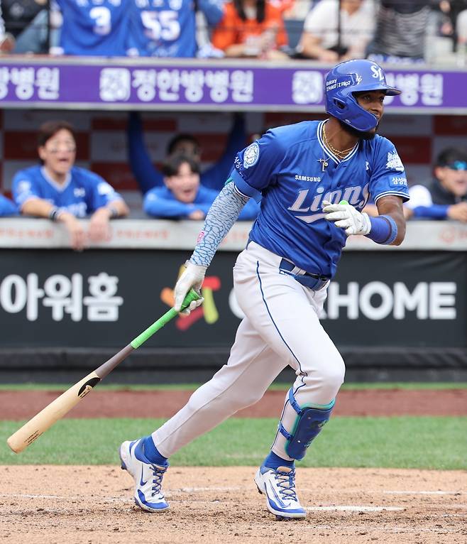 지난해 50홈런을 쳐내며 이 부문 1위에 오른 디아즈는 올해도 유력한 홈런왕 후보로 손꼽힌다. 그가 외국인선수 최초이자 2016·2017시즌 최정 이후 9년만의 연속시즌 홈런왕에 오를지에도 관심이 쏠린다. 뉴시스