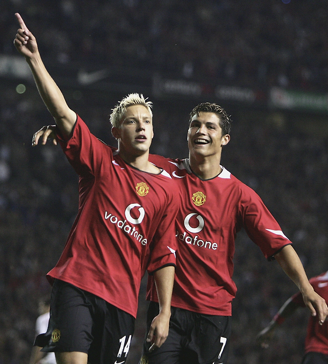 맨체스터 유나이티드의 앨런 스미스(왼쪽)가 2004년 8월 잉글랜드 맨체스터 올드 트래퍼드에서 열린 UEFA 챔피언스리그 3차 예선 2차전 디나모 부쿠레슈티전에서 골을 넣은 뒤 크리스티아누 호날두와 함께 기뻐하고 있다. 게티이미지