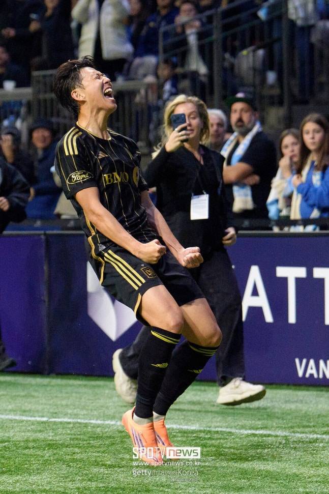 ▲ 손흥민은 LAFC 첫해 팀의 핵심 자원으로 자리잡으면서 월드클래스 기량을 잘 보여줬다. 서부 콘퍼런스 플레이오프 4강전에서 밴쿠버 화이트캡스를 맞아 후반 만회골과 추가시간 극장 동점골을 터뜨리는 원맨쇼를 펼쳐 놀라움을 안겼다. 아쉽게도 승부차기에서 첫 번째 키커로 나서 실축해 고개를 떨궜으나 MLS 레벨 이상의 실력을 증명했다.