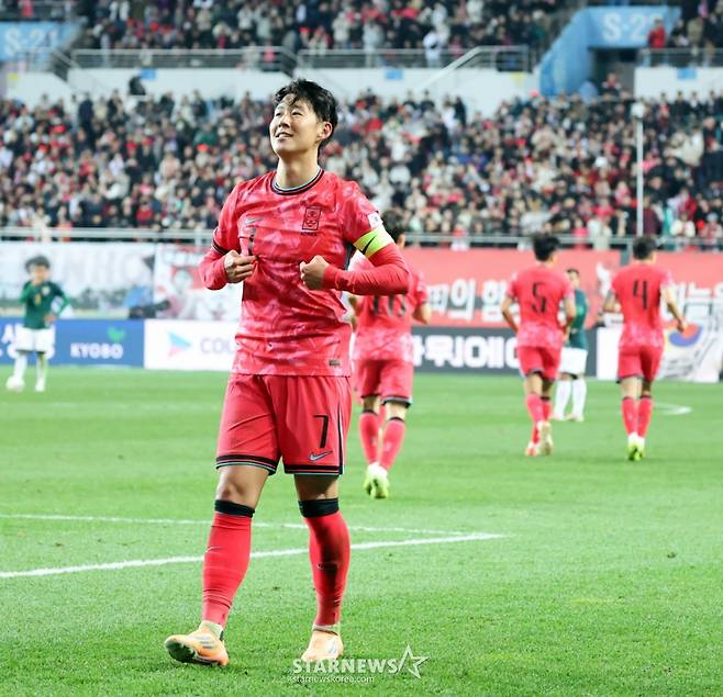 대표팀 주장 손흥민이 지난해 11월 대전월드컵경기장에서 열린  대한민국축구대표팀과 볼리비아(FIFA 랭킹 76위)와의 친선경기에서 후반전 초반 프리킥을 성공시킨 후 세리머니를 하고 있다. /사진=강영조 선임기자