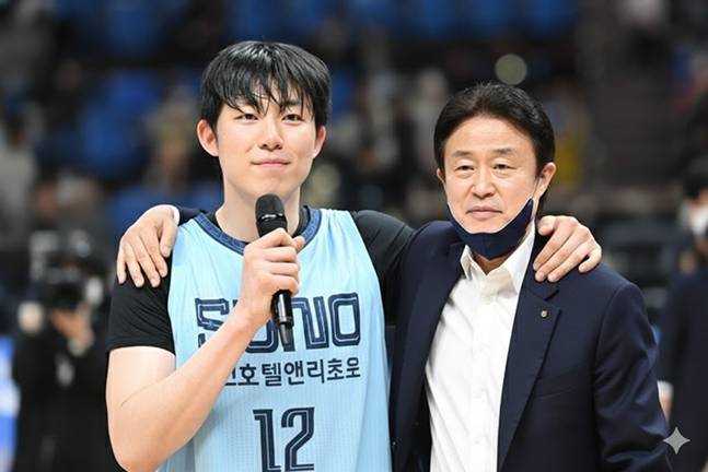 강지훈(왼쪽)과 강을준 전 감독이 어깨 동무를 하고 있는 사진. /사진=구글 제미나이(AI)를 활용한 합성(KBL 제공 이미지 활용)