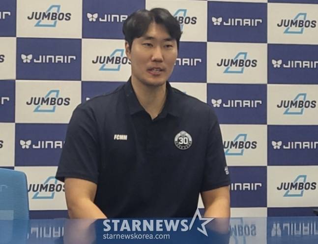 고준용 감독 대행이 경기 후 인터뷰를 하고 있다. /사진=안호근 기자