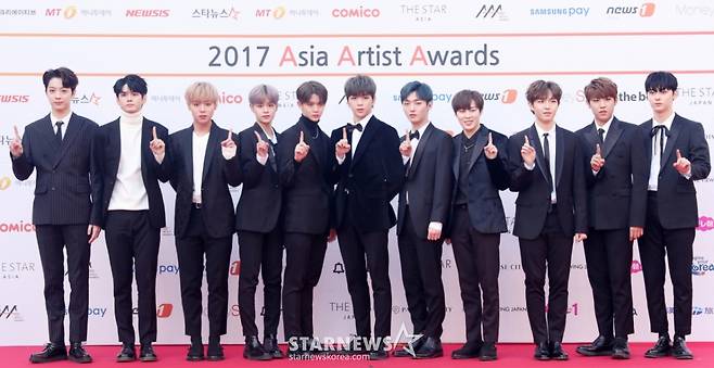 그룹 워너원이 15일 오후 서울 송파구 잠실 실내체육관에서 진행된 '2017 AAA(Asia Artist Awards)' 레드카펫에 참석해 포즈를  취하고 있다.   /사진=김휘선 기자 hwijpg@