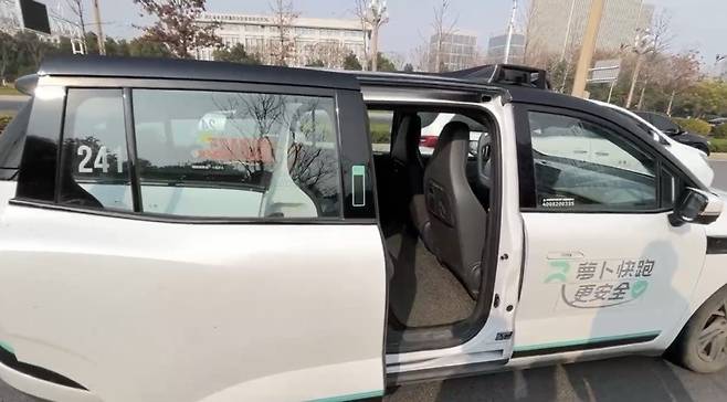 바이두 로보택시 '뤄보콰이파오' (우한=연합뉴스) 김현정 특파원 = 지난달 31일 후베이성 우한시에서 탑승한 로보택시 '뤄보콰이파오'. 호출한 장소에 도착한 후 정차한 뒤 문이 열리는 모습. 2025.12.31 hjkim07@yna.co.kr