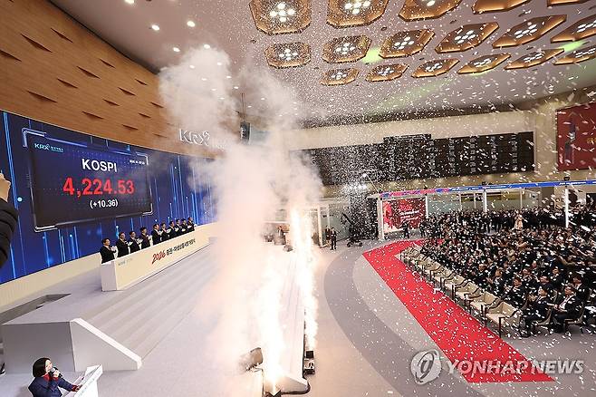 2026 증권-파생상품시장 개장식 (서울=연합뉴스) 진연수 기자 = 2일 서울 영등포구 한국거래소에서 열린 2026 증권·파생상품시장 개장식에서 이억원 금융위원장, 정은보 한국거래소 이사장, 이찬진 금융감독원장 등 참석자들이 개장신호 버튼을 누른 뒤 손뼉을 치고 있다. 2026.1.2 jin90@yna.co.kr