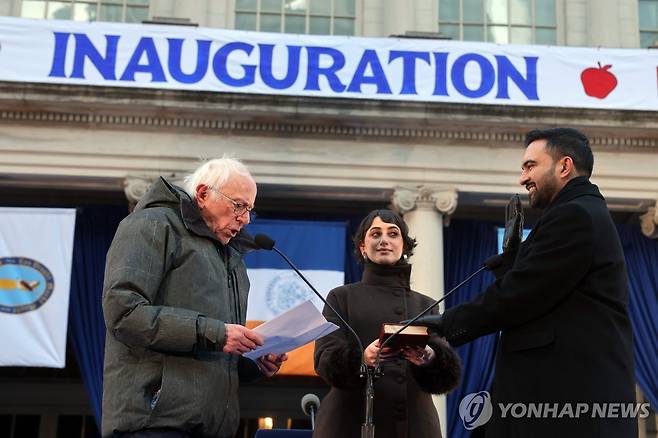 쿠란에 손 얹고 취임선서하는 맘다니 뉴욕시장 [뉴욕 AFP=연합뉴스. 재판매 및 DB 금지]