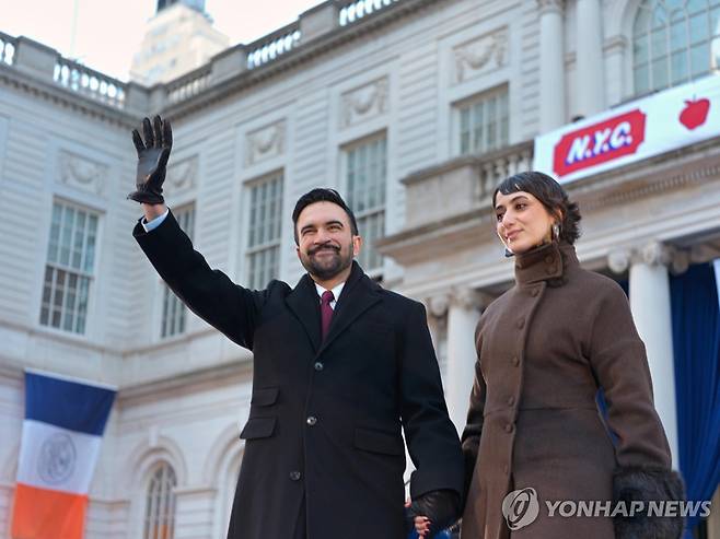손 흔드는 맘다니 뉴욕시장(왼쪽)과 아내 [뉴욕 EPA=연합뉴스. 재판매 및 DB 금지]