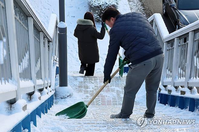 육교 안전하게 제설작업 (광주=연합뉴스) 조남수 기자 = 새해 첫 출근일인 2일 광주 서구 유촌동에서 구청 직원들이 내린 눈에 덮인 육교의 눈을 치우고 있다. 2026.1.2 iso64@yna.co.kr